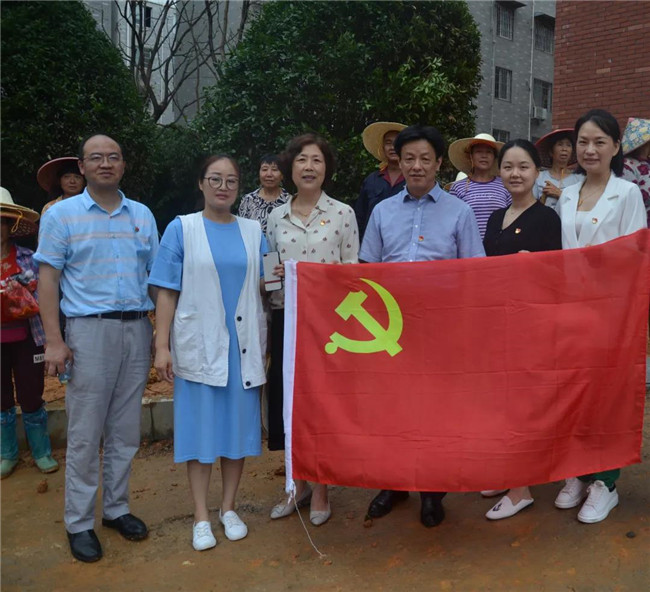 炎炎夏日送清涼，點滴關(guān)懷暖人心——城投集團各黨支部開展“送清涼”慰問一線員工活動