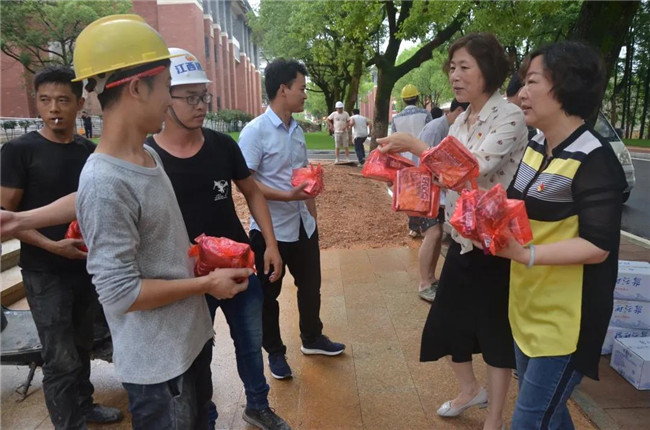 炎炎夏日送清涼，點滴關(guān)懷暖人心——城投集團各黨支部開展“送清涼”慰問一線員工活動