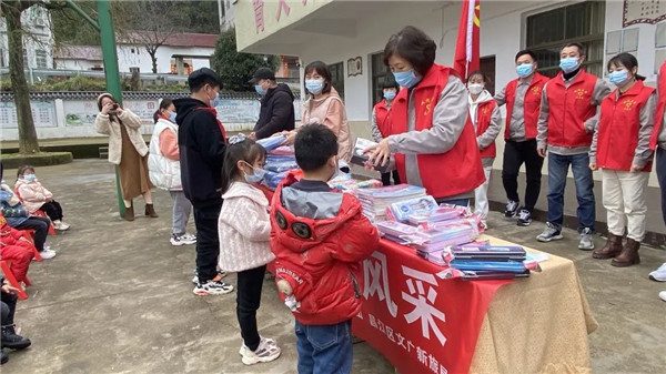 市城投集團(tuán)開展“黨建引領(lǐng)學(xué)雷鋒，志愿服務(wù)展風(fēng)采”送溫暖活動(dòng)